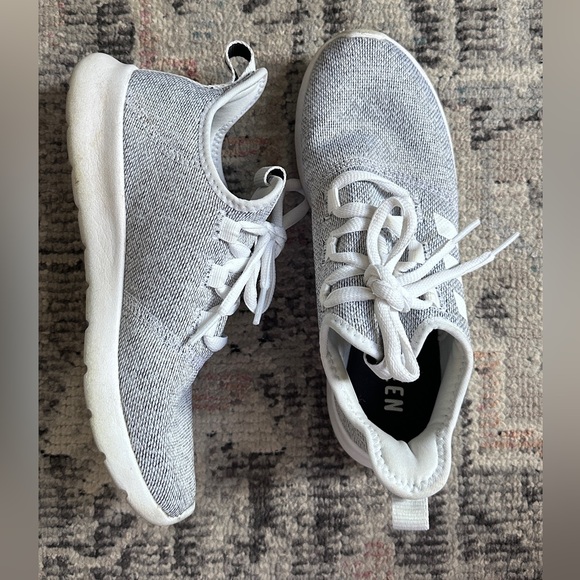 adidas Shoes - 🚫SOLD🚫 <Adidas> Ladies super lightweight sneakers 👟 size 6 1/2